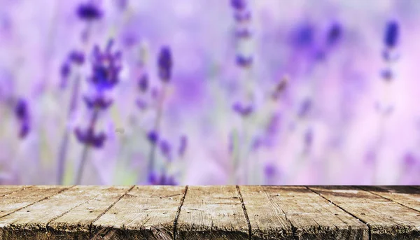 Lege Houten Tafel Met Onscherpe Natuurlijke Achtergrond — Stockfoto