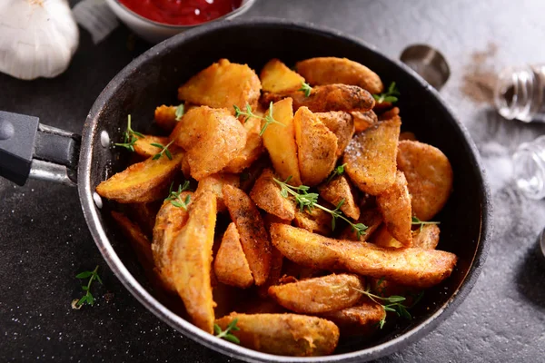 Leckere Kartoffelkeile Mit Kräutern Nahsicht — Stockfoto