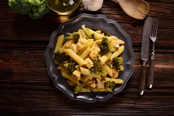 Penne Pasta Con Brócoli Pollo Con Salsa Queso — Foto de Stock