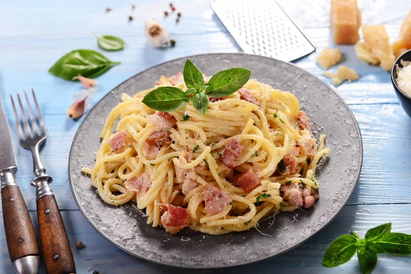 Delicioso Macarrão Carbonara Prato Mesa — Fotografia de Stock