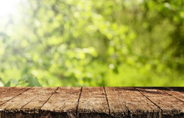 Leerer Holztisch Mit Unscharfem Natürlichen Hintergrund — Stockfoto