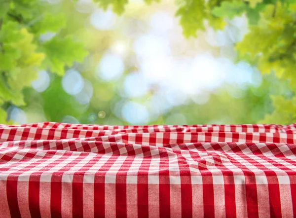 Mesa Vazia Com Toalha Mesa Quadriculada Para Montagens Exibição — Fotografia de Stock