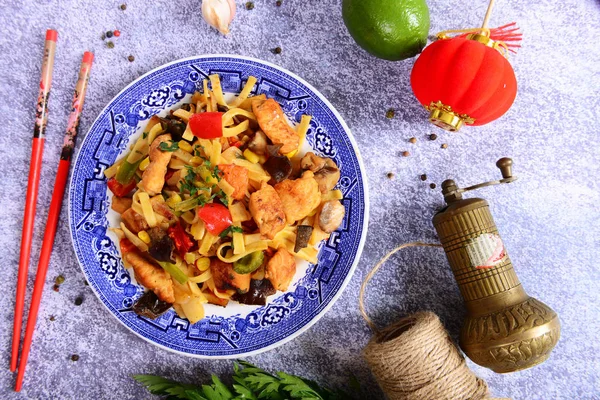 Cibo Asiatico Tagliatelle Con Verdure Pollo — Foto Stock