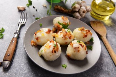 Üzerine kızarmış soğan ve greaves ile patates köfte et dolması