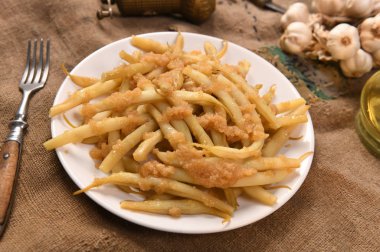 Tereyağı ve ekmek kırıntıları ile sarı fasulye