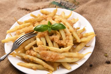 Tereyağı ve ekmek kırıntıları ile sarı fasulye