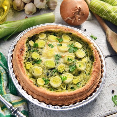 Pırasa ve peynir ile lezzetli ev yapımı kiş