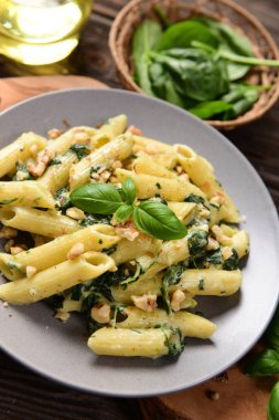 Penne makarna ıspanak, gorgonzola peyniri ve ceviz ile