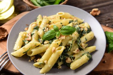 Penne makarna ıspanak, gorgonzola peyniri ve ceviz ile