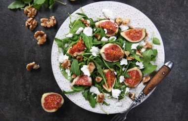 Rucola, incir, peynir ve ceviz ile salata