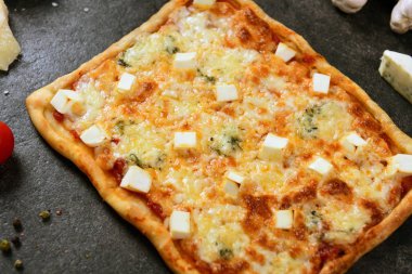 Lezzetli ev yapımı dört peynirli pizza