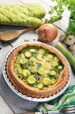 Pırasa ve peynir ile lezzetli ev yapımı kiş