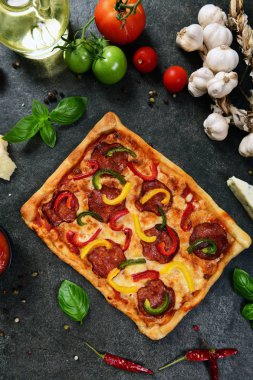 Salam ve biber lezzetli ev yapımı pizza