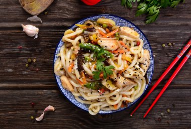 et ve sebze ile lezzetli Udon erişte