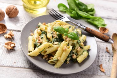 Penne makarna ıspanak, gorgonzola peyniri ve ceviz ile