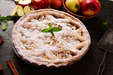 Lezzetli ev yapımı Elma tart, görünümü kadar yakın