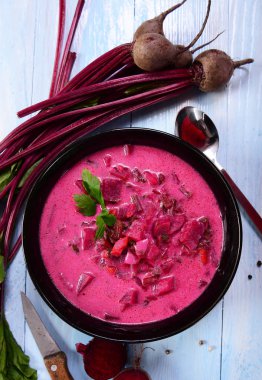 Lezzetli ev yapımı pancar kremalı çorba