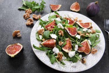 Rucola, incir, peynir ve ceviz ile salata