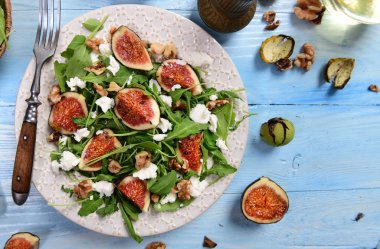 Rucola, incir, peynir ve ceviz ile salata