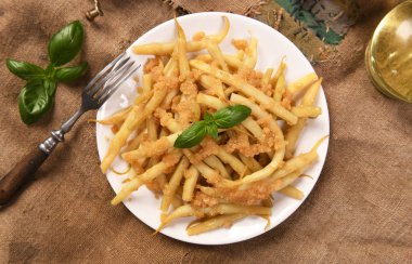 Tereyağı ve ekmek kırıntıları ile sarı fasulye