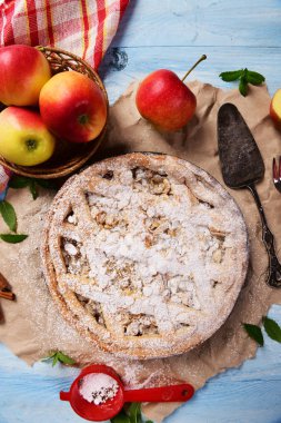 Lezzetli ev yapımı Elma tart, görünümü kadar yakın