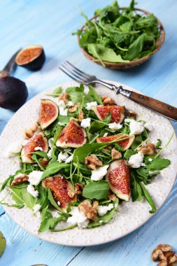 Rucola, incir, peynir ve ceviz ile salata