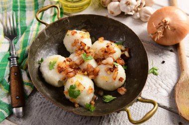 Üzerine kızarmış soğan ve greaves ile patates köfte et dolması