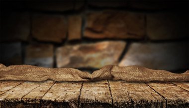 Tuğla duvar arka plan ile boş ahşap masa