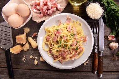 Lezzetli ev yapımı carbonara makarna plaka