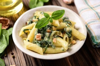 Penne makarna ıspanak, gorgonzola peyniri ve ceviz ile