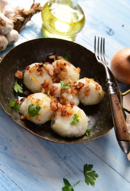 Üzerine kızarmış soğan ve greaves ile patates köfte et dolması