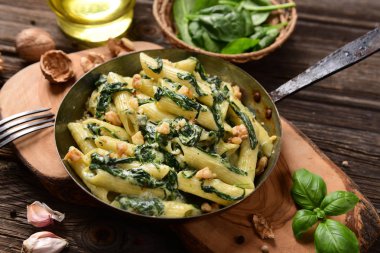 Penne makarna ıspanak, gorgonzola peyniri ve ceviz ile
