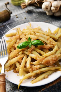 Tereyağı ve ekmek kırıntıları ile sarı fasulye