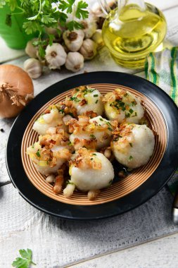 Üzerine kızarmış soğan ve greaves ile patates köfte et dolması