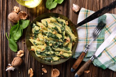 Penne makarna ıspanak, gorgonzola peyniri ve ceviz ile