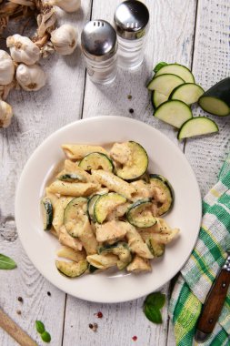 Penne makarna cadı tavuk ve peynir soslu kabak