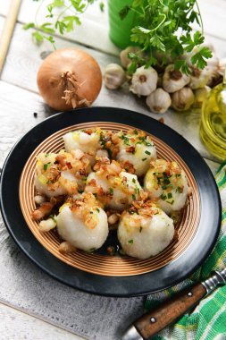 Üzerine kızarmış soğan ve greaves ile patates köfte et dolması