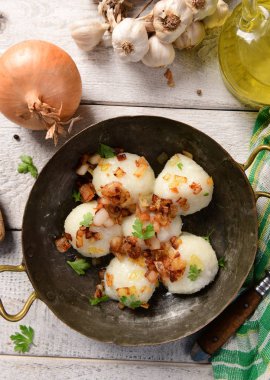 Üzerine kızarmış soğan ve greaves ile patates köfte et dolması