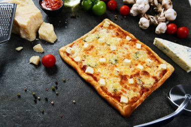 Lezzetli ev yapımı dört peynirli pizza