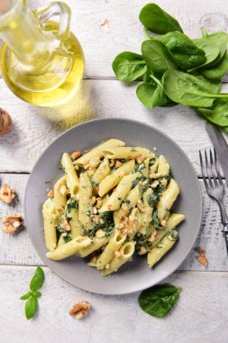 Penne makarna ıspanak, gorgonzola peyniri ve ceviz ile