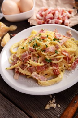 Lezzetli ev yapımı carbonara makarna plaka
