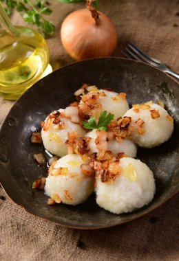 Üzerine kızarmış soğan ve greaves ile patates köfte et dolması