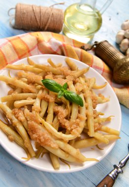 Tereyağı ve ekmek kırıntıları ile sarı fasulye