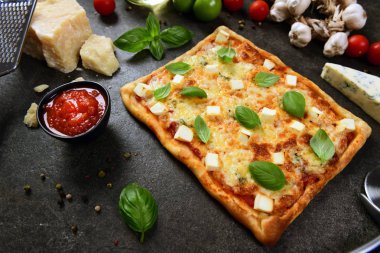 Lezzetli ev yapımı dört peynirli pizza