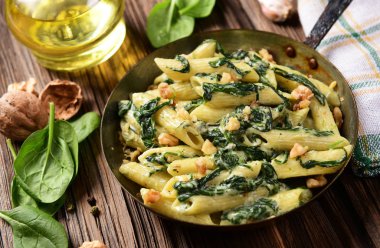 Penne makarna ıspanak, gorgonzola peyniri ve ceviz ile