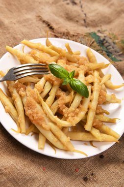 Tereyağı ve ekmek kırıntıları ile sarı fasulye