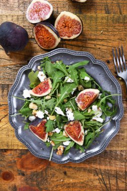 Rucola, incir, peynir ve ceviz ile salata