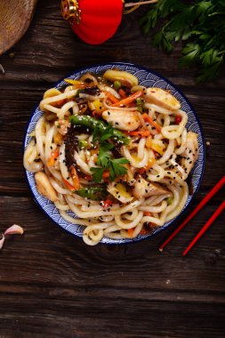 et ve sebze ile lezzetli Udon erişte