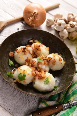 Üzerine kızarmış soğan ve greaves ile patates köfte et dolması