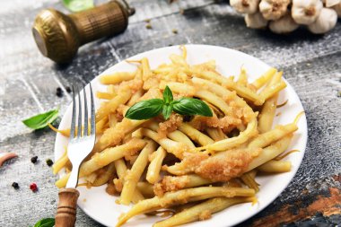 Tereyağı ve ekmek kırıntıları ile sarı fasulye